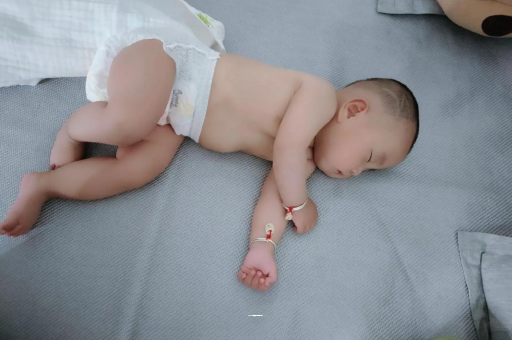 弥勒3个月宝宝怎么抱